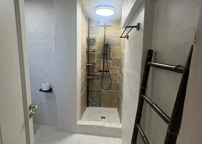 Flores Gardan Art アパート チェルノモレツ