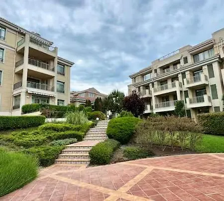 Flores Gardan Art Apartment